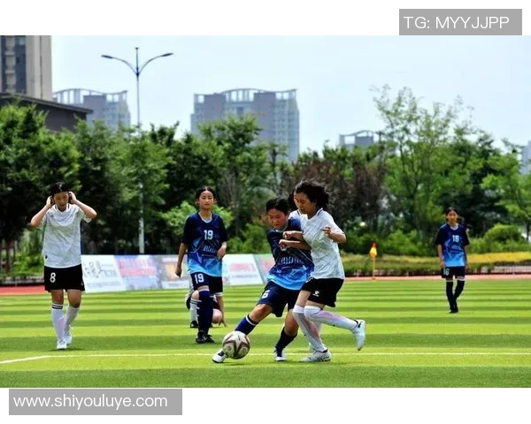 孩子与足球巨星的梦想赛场激发少年激情与未来希望 孩子与足球巨星的梦想赛场激发少年激情与未来希望