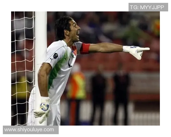 足球女守门员英姿：球星头像展现力量与优雅