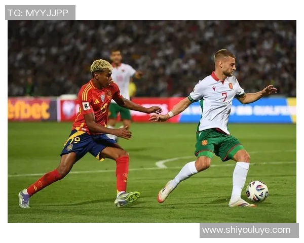 足球球星公开恋情引关注，甜蜜曝光引发网友热议与祝福