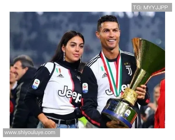 C罗化身动漫英雄 飞驰绿茵场上的传奇风采